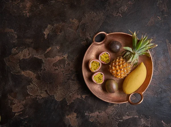 Köy arka planında ananas ve mangolu çarkıfelek meyvesi..