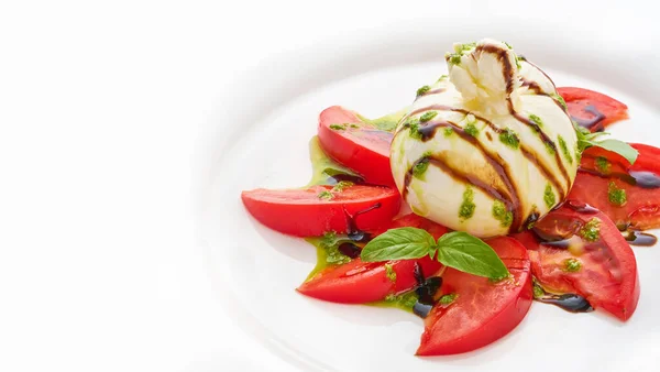 Buratta snack de queso italiano con tomates y pesto servido en plato blanco —  Fotos de Stock