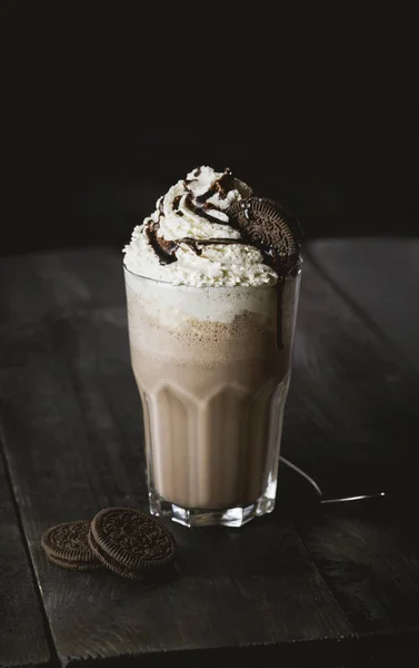 Çikolatalı kurabiye milkshake ve çırpılmış krema.