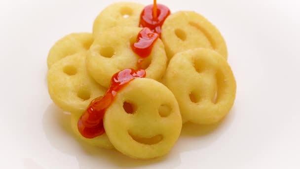 Cara sonriente Papas fritas con salsa de tomate — Vídeo de stock
