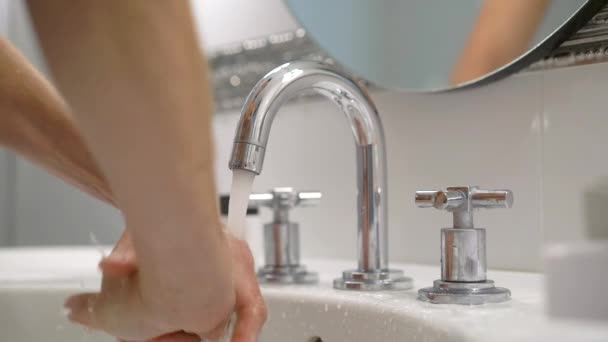 Hombre lavándose las manos en el lavabo del baño en casa — Vídeo de stock