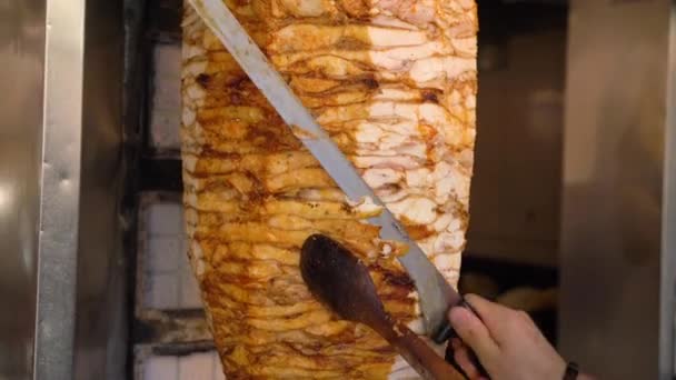 Mans mão de corte e preparação de carne para Doner kebab — Vídeo de Stock