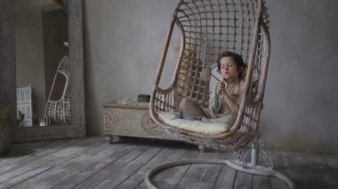 Arap kıyafetleri içinde sevimli, küçük Müslüman bir çocuk tespih çekerek Allah 'a dua ediyor. Peygamberimiz Muhammed' in kutsal ruh sembolü doğu iç mekanında.