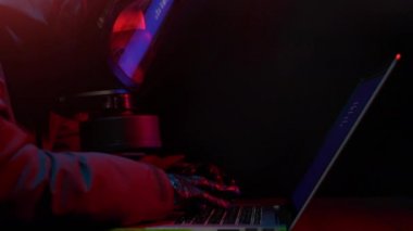 Gaz maskeli bir adam dizüstü bilgisayar, kıyamet ya da kıyamet konseptiyle çalışıyor..