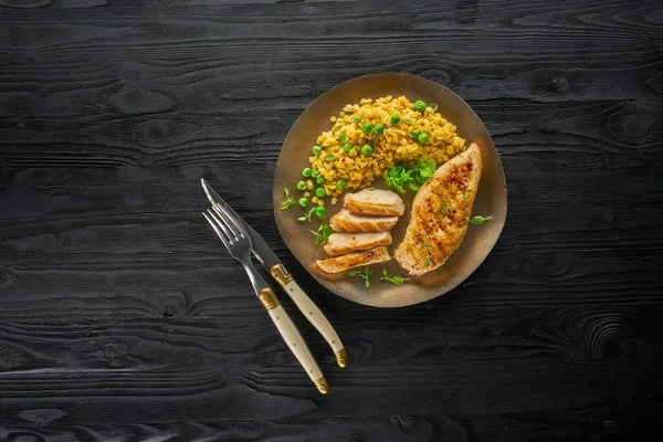 Πικάντικο στήθος κοτόπουλου στη σχάρα με τσίλι και σκόρδο σε σκούρο ρουστίκ ξύλινο φόντο, πάνω όψη με χώρο αντιγραφής — Φωτογραφία Αρχείου