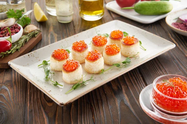 Tartaletas o canapé con caviar rojo e ingredientes en mesa de madera, concepto de cocina —  Fotos de Stock