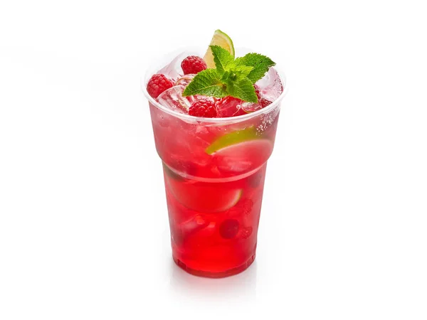 Refrescante bebida gaseosa, mojito de frutas y frambuesas o limonada con menta fresca en vidrio de plástico, menú de entrega de comida rápida, dieta saludable, concepto de desintoxicación de bebidas no alcohólicas de verano sobre fondo blanco — Foto de Stock