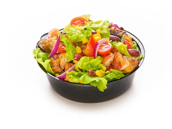 Ensalada fresca y saludable con pollo, tomates cherry, cebolla roja, lechuga, maíz dulce y frijoles, concepto de entrega de comida rápida para llevar tazón de plástico o recipiente sobre fondo blanco, alimentación saludable, dieta —  Fotos de Stock