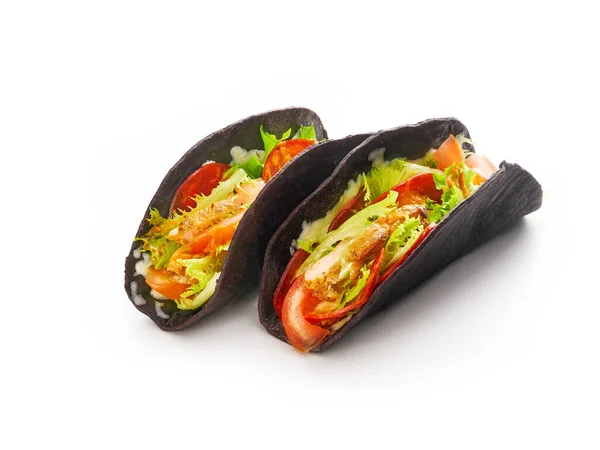 Taco grillezett zöldséggel, hagymával és paprikával fekete tortillában kenyér fehér alapon, mexikói gyorsétterem koncepció — Stock Fotó