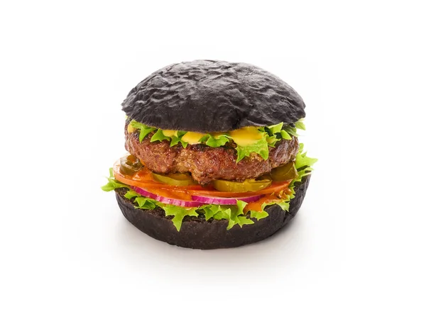 Hambúrguer preto com carne de vaca queijo cebola de alface, tomate isolado em um fundo branco, fast food e tirar conceito de entrega — Fotografia de Stock