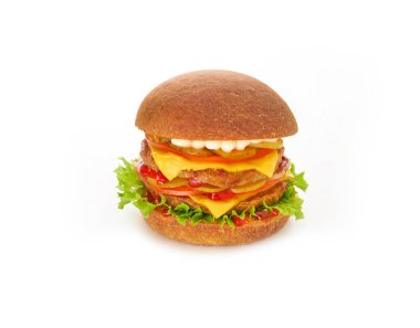 Marullu, domatesli, soğanlı ve beyaz arka planda erimiş peynirli duble burger.