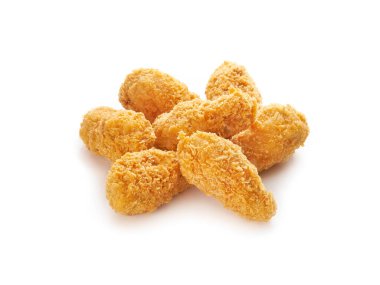 Beyaz arka planda kızarmış tavuk budu.