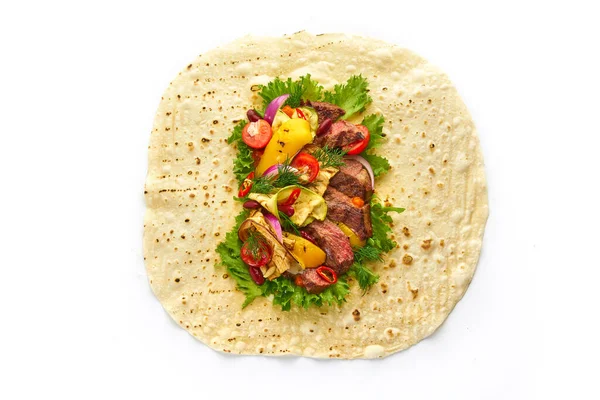 Nyílt tortilla tekercs szendvics szaftos steak, grillezett zöldség, cseresznye paradicsom, saláta saláta és gyógynövények fehér alapon, felülnézet — Stock Fotó