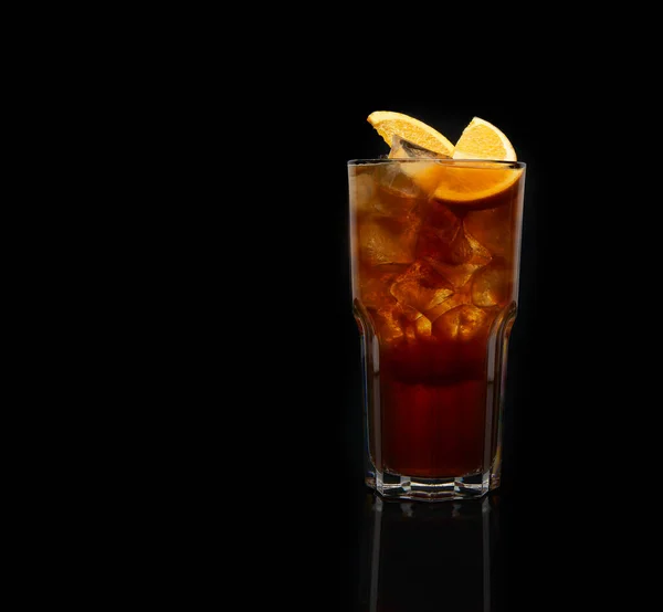 Cocktail Cuba Libre fresco con rum marrone, cola e limone su sfondo nero — Foto Stock