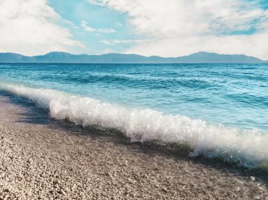 Deniz dalgaları ile plaj