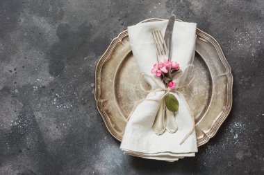 Zarif masa yer ayar gümüş antika arka plan üzerinde pembe bahar çiçekli. Üstten görünüm.