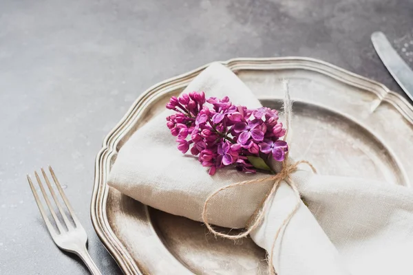 春のエレガントなテーブル紫のライラックの花と場所の設定ヴィンテージ テーブルの銀器 クローズ アップ — ストック写真