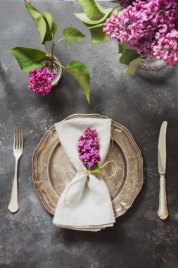 Zarif masa yer ayar gümüş antika arka plan üzerinde pembe bahar çiçekli. Üstten görünüm. Kopya alanı.