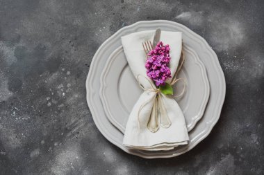 Zarif masa yer ayar gümüş antika arka plan üzerinde mor eflatun çiçekli. Üstten görünüm. Kopya alanı.