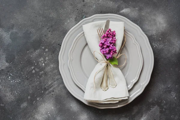 Zarif masa yer ayar gümüş antika arka plan üzerinde mor eflatun çiçekli. Üstten görünüm. Kopya alanı.