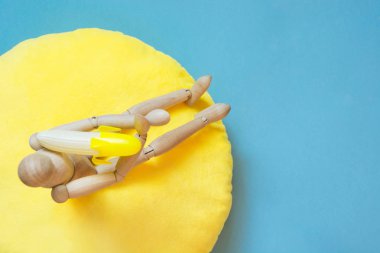 Ahşap bebek muz mavi deniz ya da okyanus ile. Kavram tan ve plaj veya ıssız Adası'nda yaşamı. Seyahat. Beach Turizm. Yukarıdan görüntülemek.