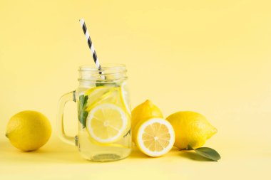 Taze yaz meyve suyu ya da limonata limon, portakal ve sarı zemin üzerine nane ile. Yakın çekim.