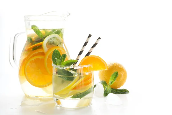 Nyári Gyümölcsök Limonádé Jég Menta Fehér Közelről Elszigetelt — Stock Fotó