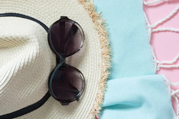 Straw Beach Sun Hat Sun Glasses Punchy Pink Female Outfit — Stock Photo, Image