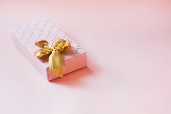 Caixa Presente Feminina Com Fita Dourada Rosa Pastel Punchy Aniversário — Fotografia de Stock