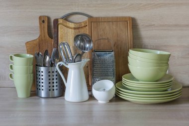 Mutfak tasarımı için arka plan olarak natürmort. Çanak çömlek, yemek takımı ve ahşap masa-üstü diğer farklı şeyler. Kopya alanı ile görüntü.