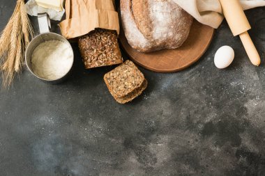 Çeşitli ev yapımı çavdar ekmeği ve buğday siyah taş masada. Metin için yer. Üstten görünüm.