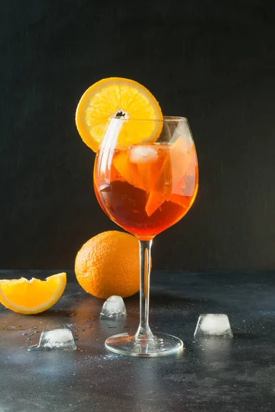 Cocktail Italien Aperol Spritz Classique Verre Sur Fond Sombre Gros — Photo