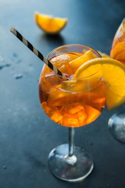 Klasik İtalyan aperol spritz kokteyl cam kara günü. Yakın çekim.