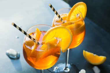 Klasik İtalyan aperol spritz kokteyl cam kara günü. Yakın çekim.