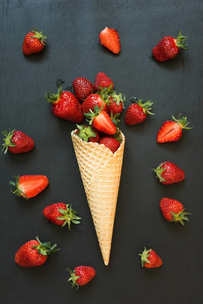 Fresa Orgánica Madura Cono Helado Sobre Negro Vista Superior — Foto de Stock