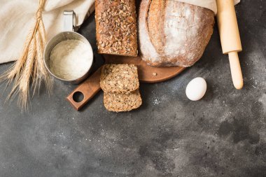 Ev yapımı çavdar ekmeği ve buğday siyah taş masada. Metin için yer. Üstten görünüm.