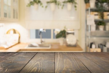 Arka plan bulanık. Modern ufuk ufuk mutfak veya boş ahşap masa ve tasarım için yer kafe.