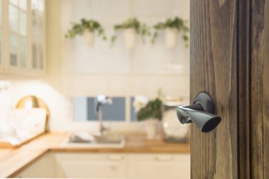 Arka plan için modern mutfak iç ahşap kapı açıldı.