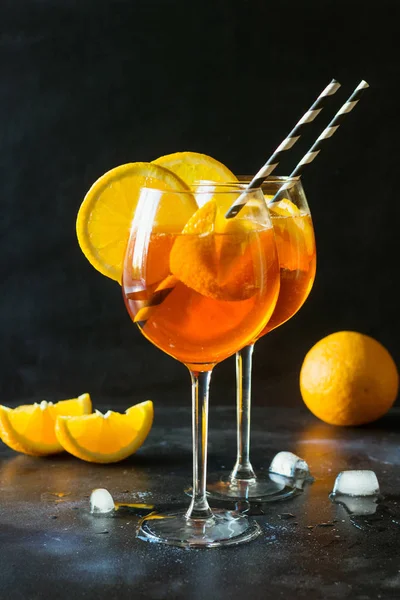 Cóctel Clásico Italiano Aperol Spritz Vaso Sobre Negro Cerca — Foto de Stock