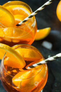 Klasik İtalyan aperol spritz kokteyl cam kara günü. Yukarıdan görüntülemek ve yakın çekim.