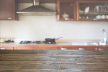 Arka plan bulanık. Modern mutfak masa ve alan.