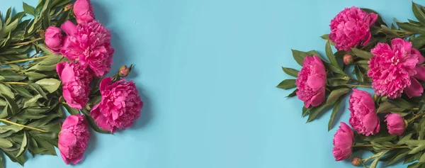 Ramo Hermosas Flores Peonía Rosa Como Marco Sobre Fondo Azul —  Fotos de Stock