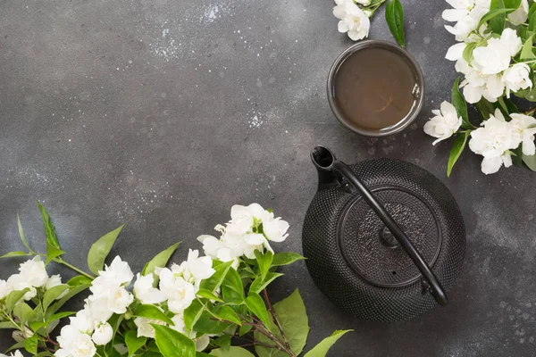 Grüner Jasmintee Und Jasminblüten Tasse Grüner Tee Auf Schwarzem Draufsicht — Stockfoto