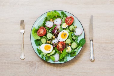 Sağlıklı vegan yemek tabağı. Taze salata sebze ve yumurta için doğru beslenme ile. Yaz yiyecek. Üstten görünüm, kopya alanı.