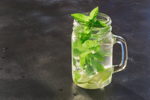 Bir mojito Kokteyl garnitür siyah masada mason kavanoza. Yakın çekim. Metin için yer kopyalayın.
