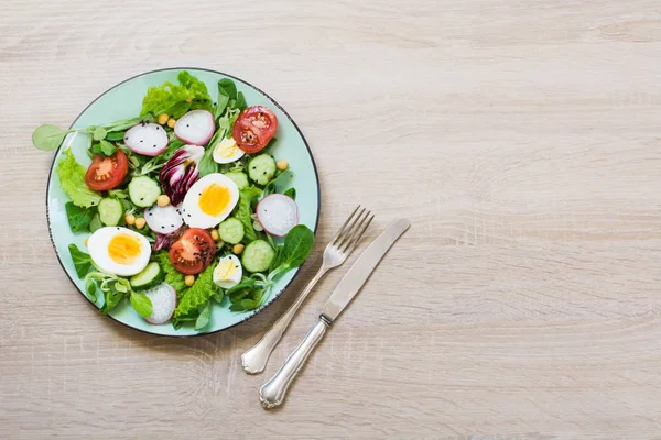 Sağlıklı vegan yemek tabağı. Taze salata sebze ve yumurta için doğru beslenme ile. Yaz yiyecek. Üstten görünüm, kopya alanı.