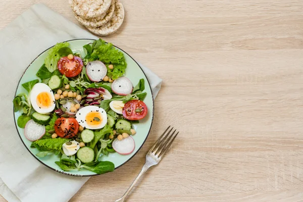 Sağlıklı vegan yemek tabağı. Taze salata sebze ve yumurta için doğru beslenme ile. Yaz yiyecek. Üstten görünüm, kopya alanı.