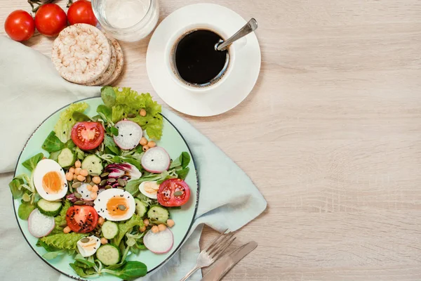Sağlıklı vegan yemek tabağı. Taze salata sebze ve yumurta için doğru beslenme ile. Yaz kahvaltı. Üstten görünüm, kopya alanı.