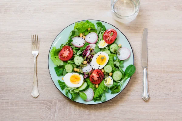 Sağlıklı vegan yemek tabağı. Taze salata sebze ve yumurta için doğru beslenme ile. Yaz kahvaltı. Üstten görünüm, kopya alanı.