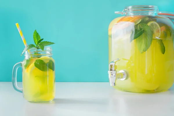 Lemonade in mason jar with lemon and mint on blue. Copy space. — Stock Photo, Image